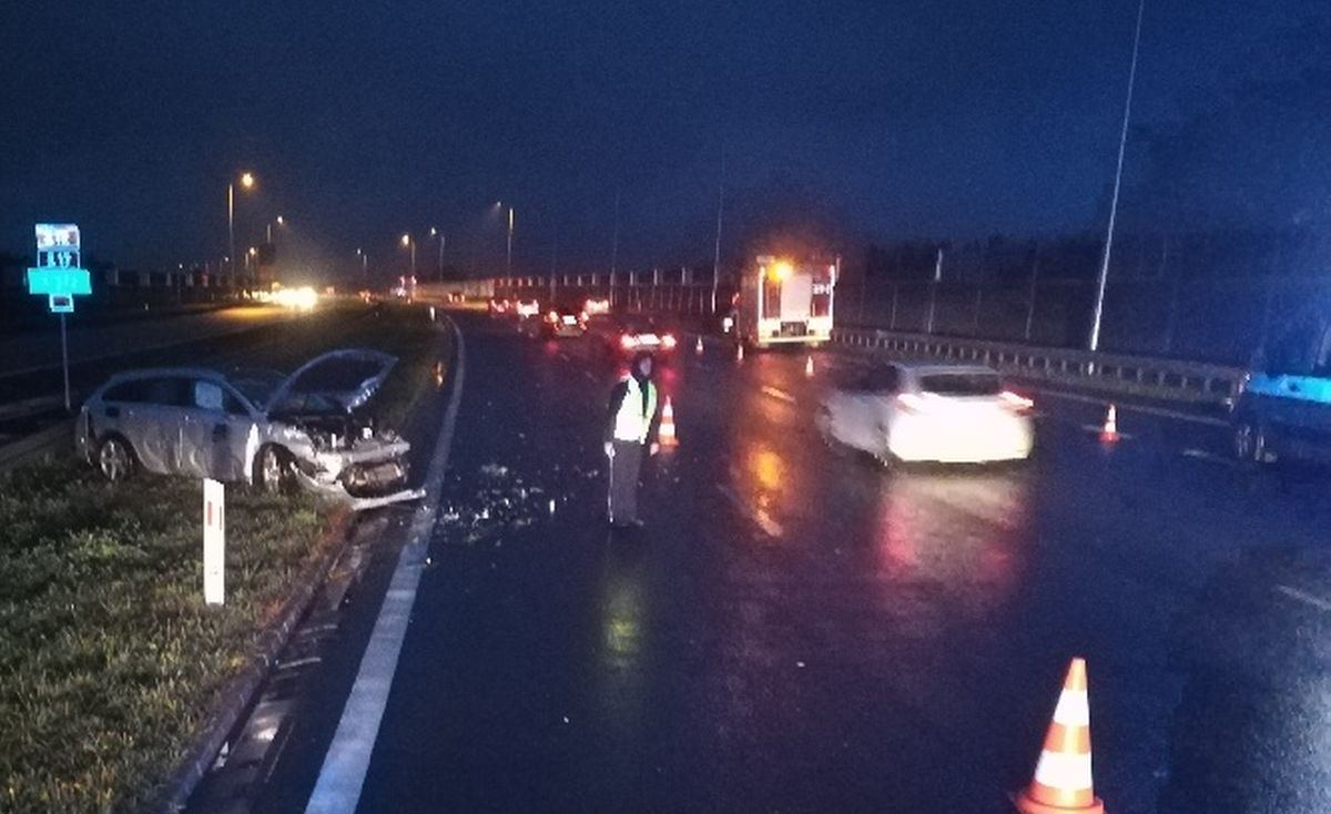 Wjechali peugeotem w bariery. Kiedy wysiedli potrąciła ich skoda, a oderwane koło uderzyło w toyotę (zdjęcia)