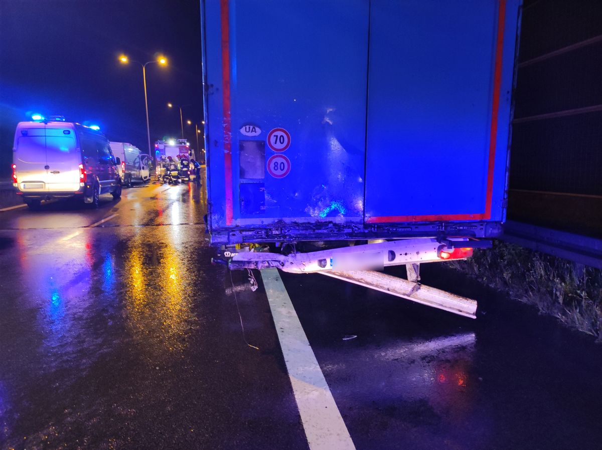 Zderzenie dostawczego fiata z ciężarówką na ekspresówce. Trwa akcja ratunkowa, droga jest zablokowana (zdjęcia)