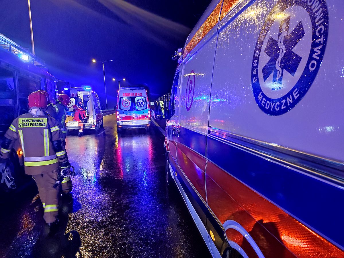 Zderzenie dostawczego fiata z ciężarówką na ekspresówce. Trwa akcja ratunkowa, droga jest zablokowana (zdjęcia)