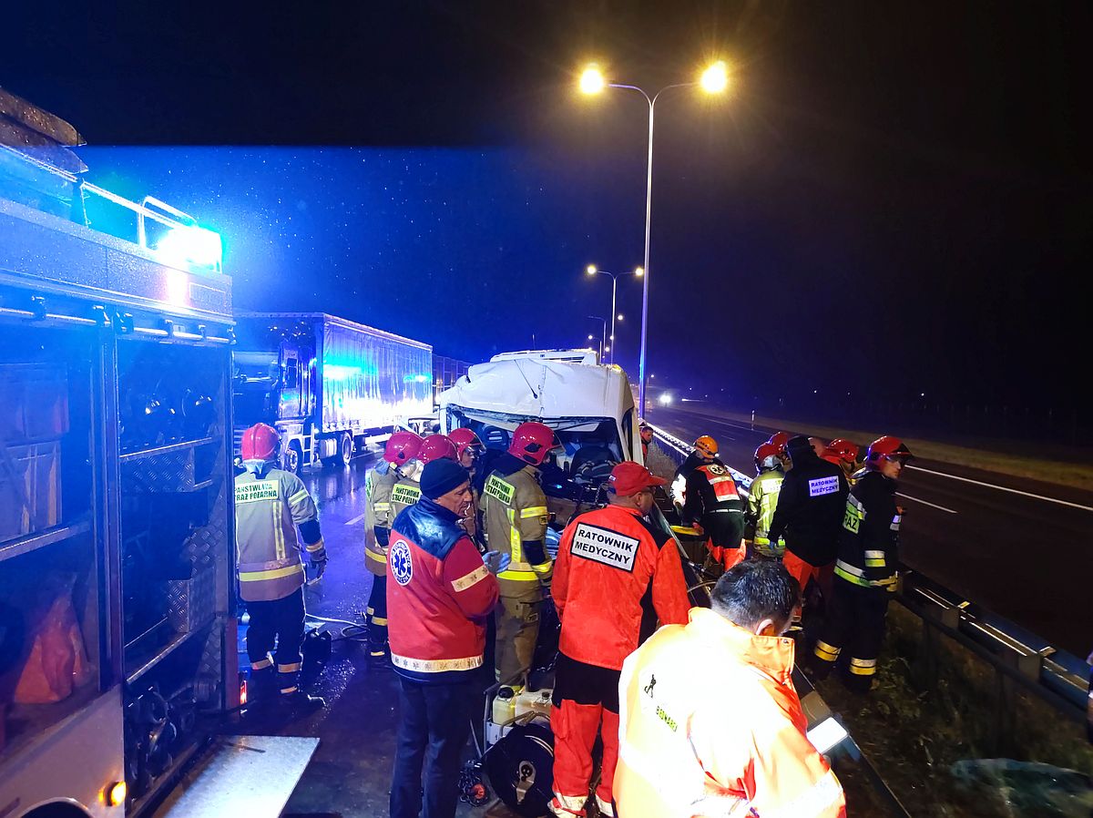Zderzenie dostawczego fiata z ciężarówką na ekspresówce. Trwa akcja ratunkowa, droga jest zablokowana (zdjęcia)