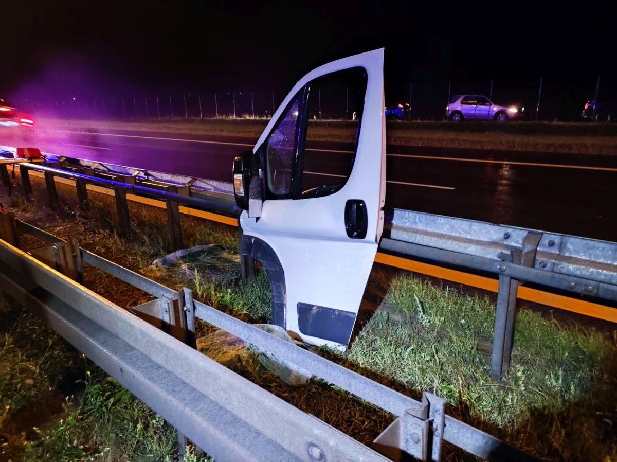 Zderzenie dostawczego fiata z ciężarówką na ekspresówce. Trwa akcja ratunkowa, droga jest zablokowana (zdjęcia)