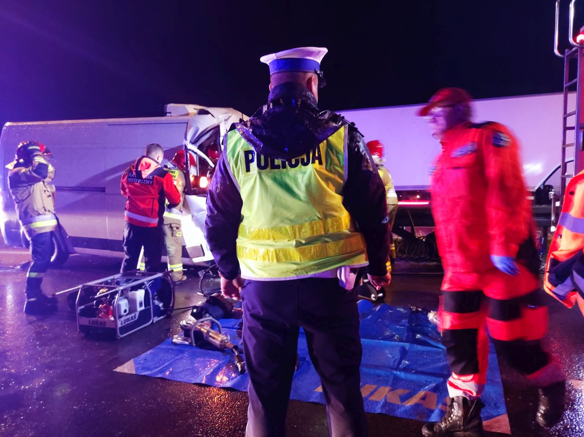 Zderzenie dostawczego fiata z ciężarówką na ekspresówce. Trwa akcja ratunkowa, droga jest zablokowana (zdjęcia)