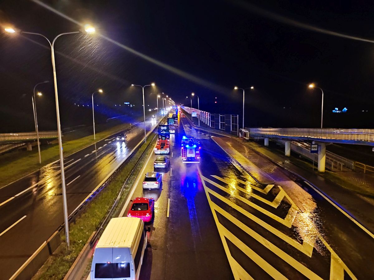 Zderzenie dostawczego fiata z ciężarówką na ekspresówce. Trwa akcja ratunkowa, droga jest zablokowana (zdjęcia)