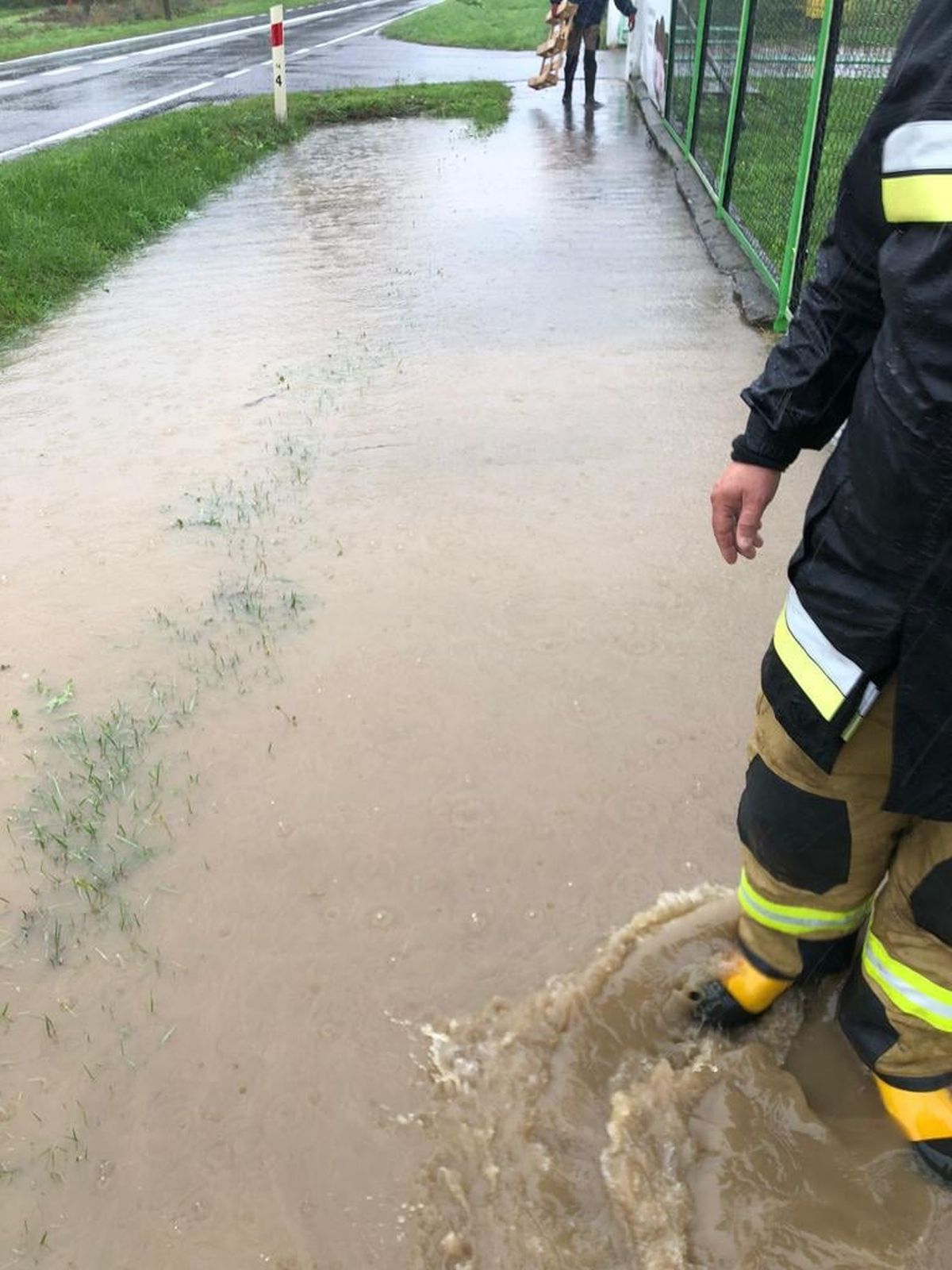 Strażacy przyjechali ratować mieszkańców przed zalaniem. Niebawem sami potrzebowali pomocy (zdjęcia)