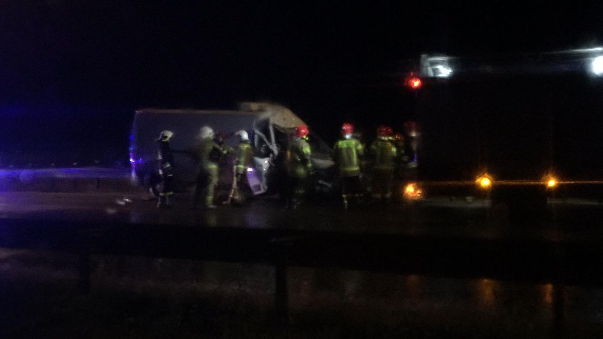 Zderzenie dostawczego fiata z ciężarówką na ekspresówce. Trwa akcja ratunkowa, droga jest zablokowana (zdjęcia)