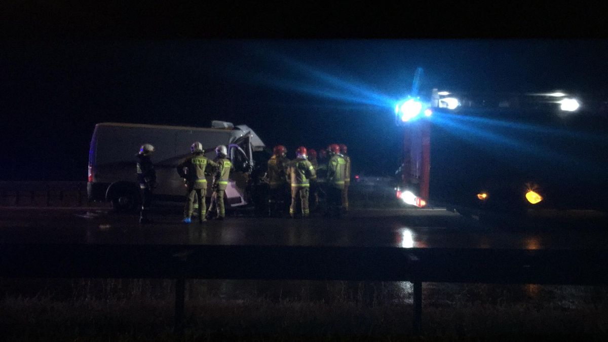 Zderzenie dostawczego fiata z ciężarówką na ekspresówce. Trwa akcja ratunkowa, droga jest zablokowana (zdjęcia)