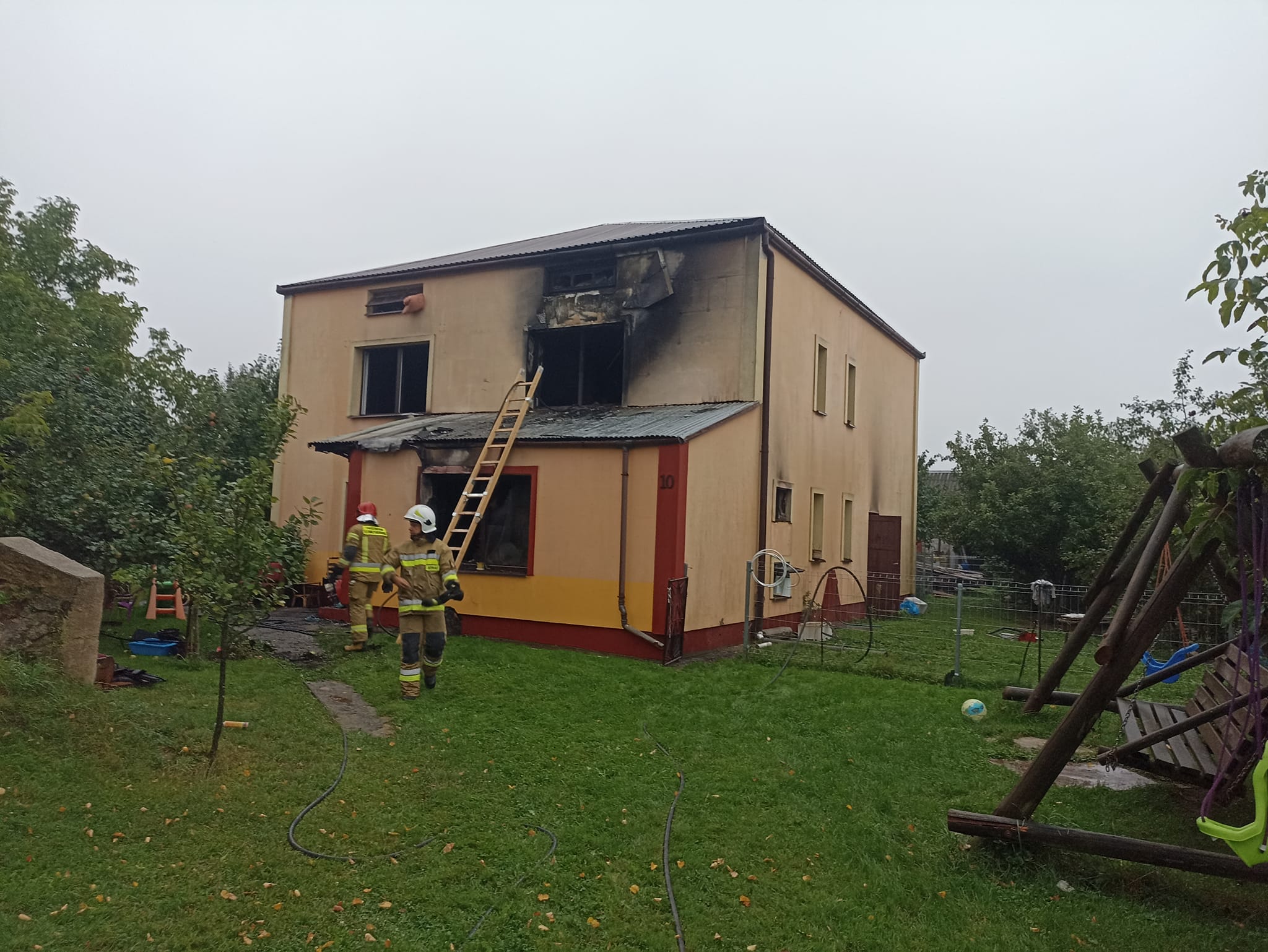 Dom stanął w płomieniach. W akcji gaśniczej brało udział osiem zastępów straży pożarnej (zdjęcia)