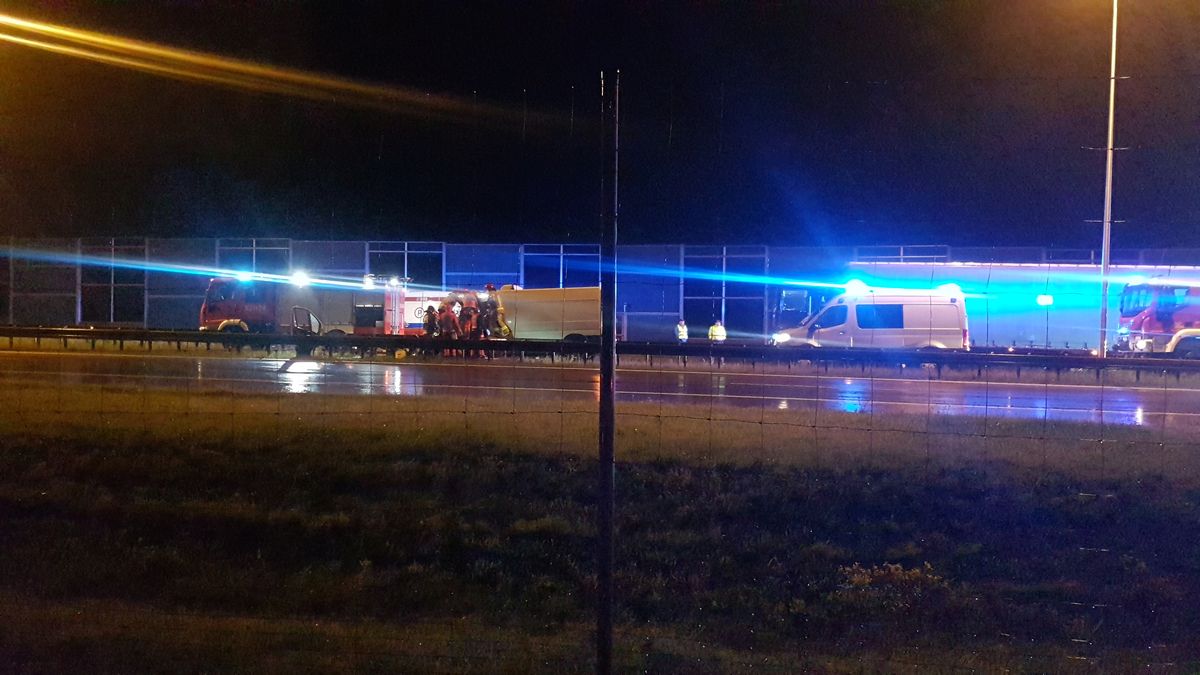 Zderzenie dostawczego fiata z ciężarówką na ekspresówce. Trwa akcja ratunkowa, droga jest zablokowana (zdjęcia)
