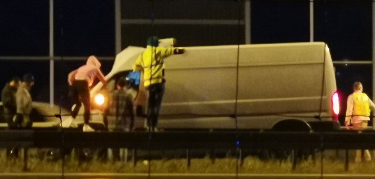 Zderzenie dostawczego fiata z ciężarówką na ekspresówce. Trwa akcja ratunkowa, droga jest zablokowana (zdjęcia)