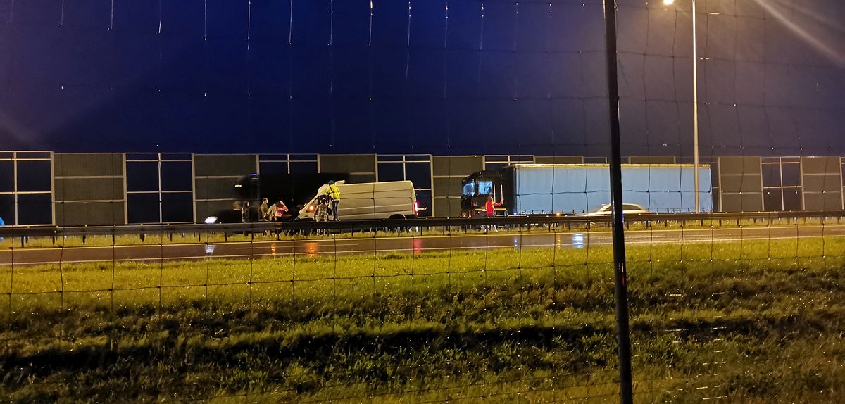 Zderzenie dostawczego fiata z ciężarówką na ekspresówce. Trwa akcja ratunkowa, droga jest zablokowana (zdjęcia)