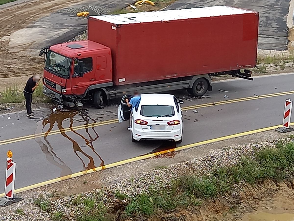Zderzenie forda z ciężarówką na trasie Lublin-Kraśnik. Są utrudnienia w ruchu (zdjęcia) AKTUALIZACJA