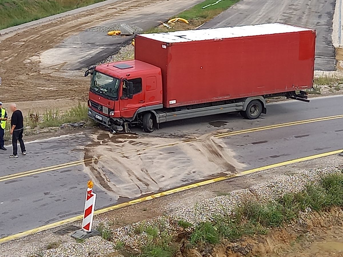 Zderzenie forda z ciężarówką na trasie Lublin-Kraśnik. Są utrudnienia w ruchu (zdjęcia) AKTUALIZACJA