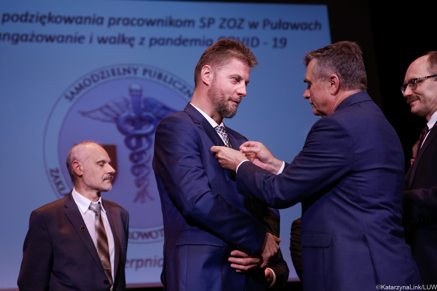 Odznaki za Zasługi dla Ochrony Zdrowia dla pracowników szpitala w Puławach. Za walkę z pandemią