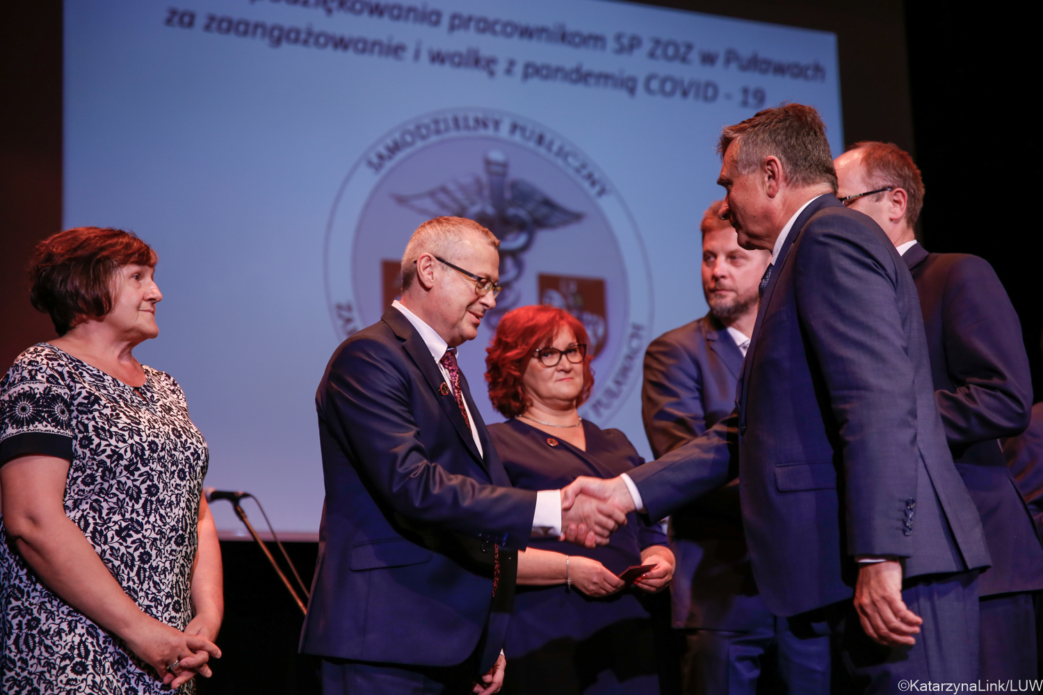 Odznaki za Zasługi dla Ochrony Zdrowia dla pracowników szpitala w Puławach. Za walkę z pandemią
