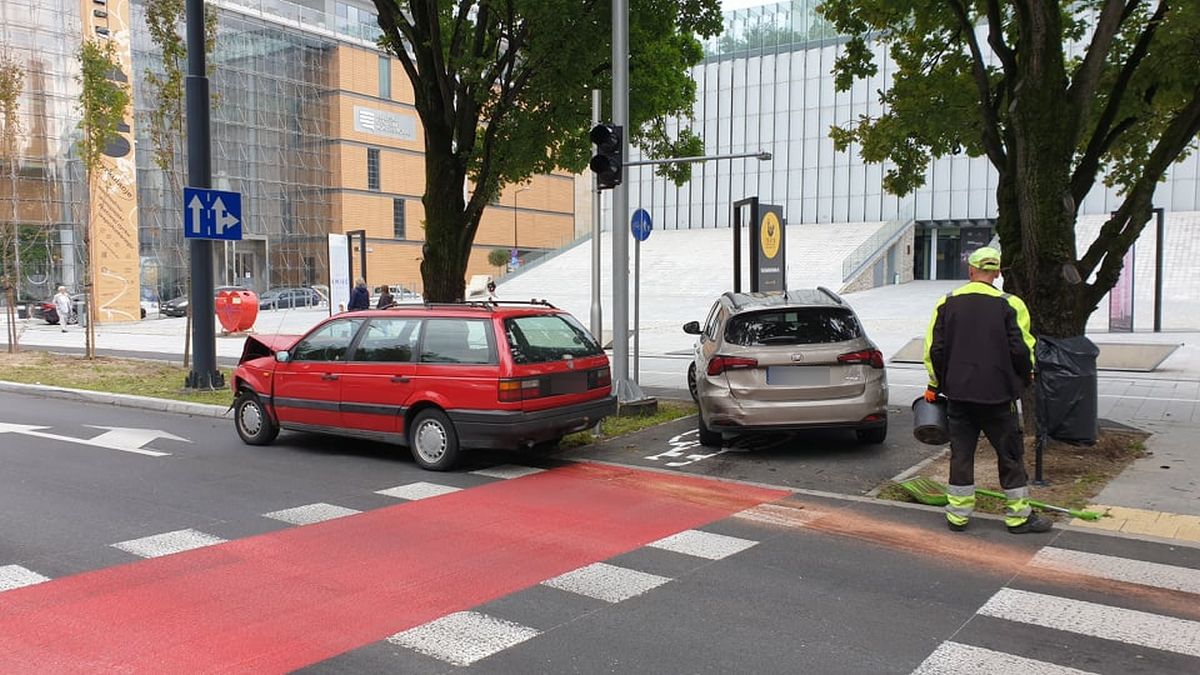 Staranował stojące przed przejściem auta. Trzy pojazdy zderzyły się w centrum Lublina (zdjęcia)