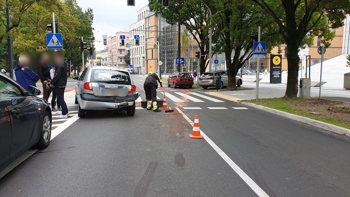 Staranował stojące przed przejściem auta. Trzy pojazdy zderzyły się w centrum Lublina (zdjęcia)