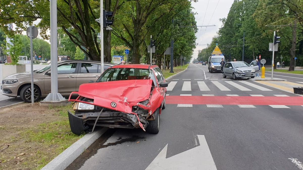 Staranował stojące przed przejściem auta. Trzy pojazdy zderzyły się w centrum Lublina (zdjęcia)