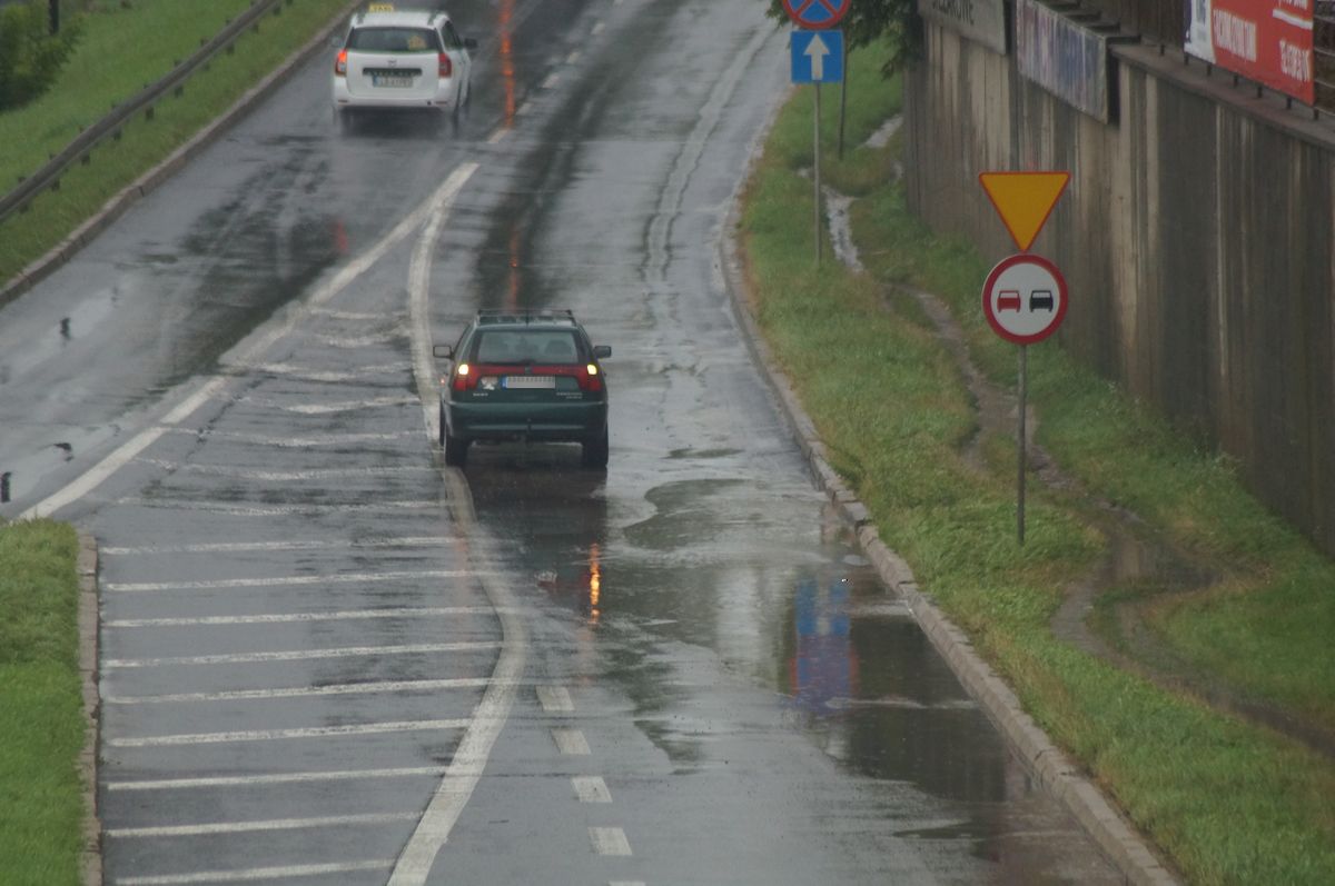 Popadało i al. Witosa znów zalana. Nie wszystkim kierowcom udało się przejechać (zdjęcia, wideo)