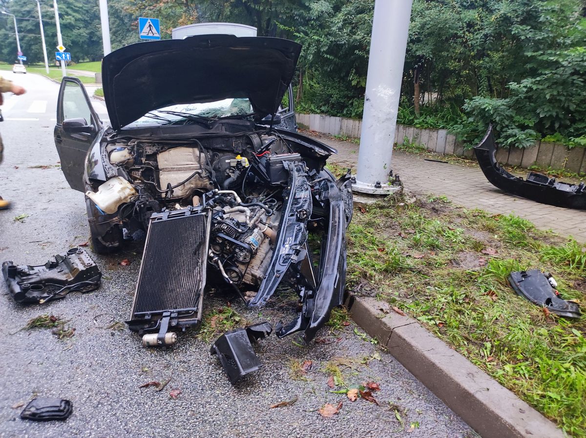 Śpieszył się na imprezę, teraz zamiast się bawić, leży w szpitalu. Zapewniał, że jechał powoli (zdjęcia)