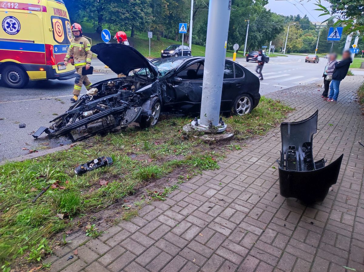 Śpieszył się na imprezę, teraz zamiast się bawić, leży w szpitalu. Zapewniał, że jechał powoli (zdjęcia)