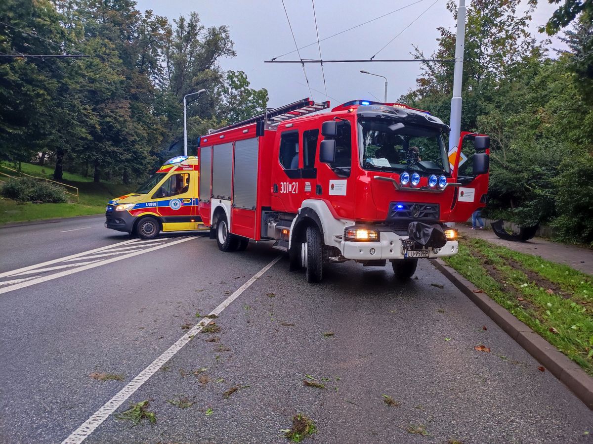 Śpieszył się na imprezę, teraz zamiast się bawić, leży w szpitalu. Zapewniał, że jechał powoli (zdjęcia)