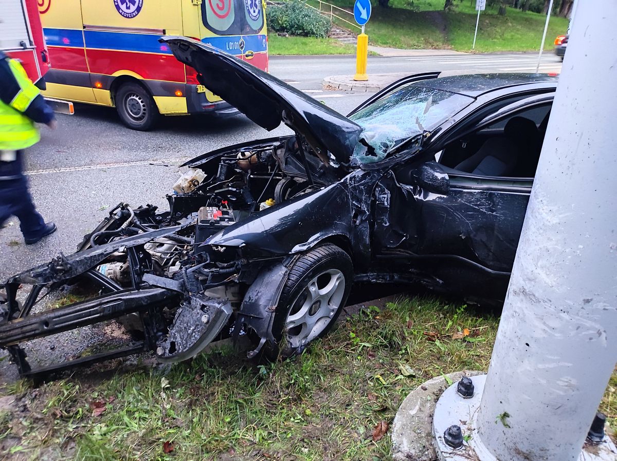 Śpieszył się na imprezę, teraz zamiast się bawić, leży w szpitalu. Zapewniał, że jechał powoli (zdjęcia)