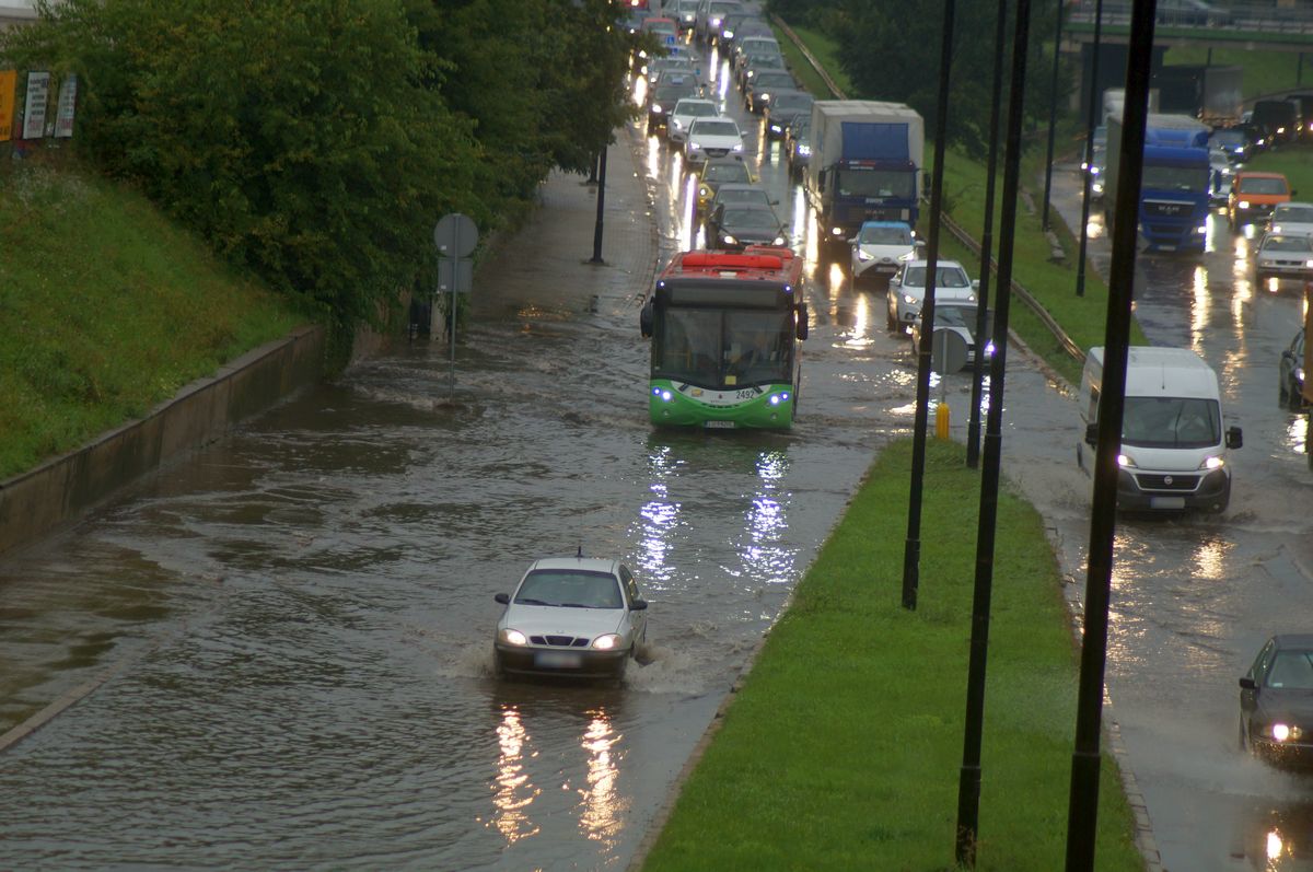 Popadało i al. Witosa znów zalana. Nie wszystkim kierowcom udało się przejechać (zdjęcia, wideo)