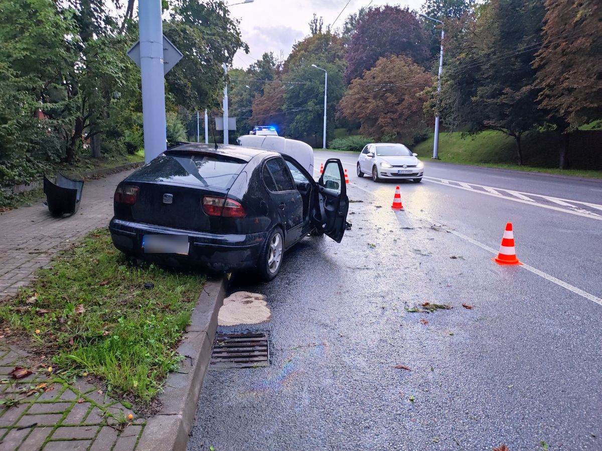 Śpieszył się na imprezę, teraz zamiast się bawić, leży w szpitalu. Zapewniał, że jechał powoli (zdjęcia)