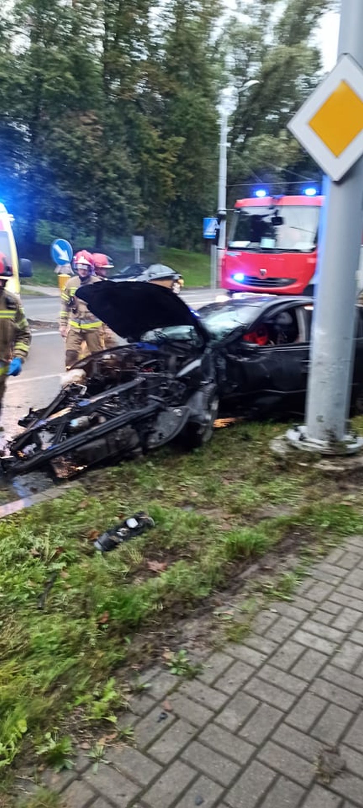 Śpieszył się na imprezę, teraz zamiast się bawić, leży w szpitalu. Zapewniał, że jechał powoli (zdjęcia)