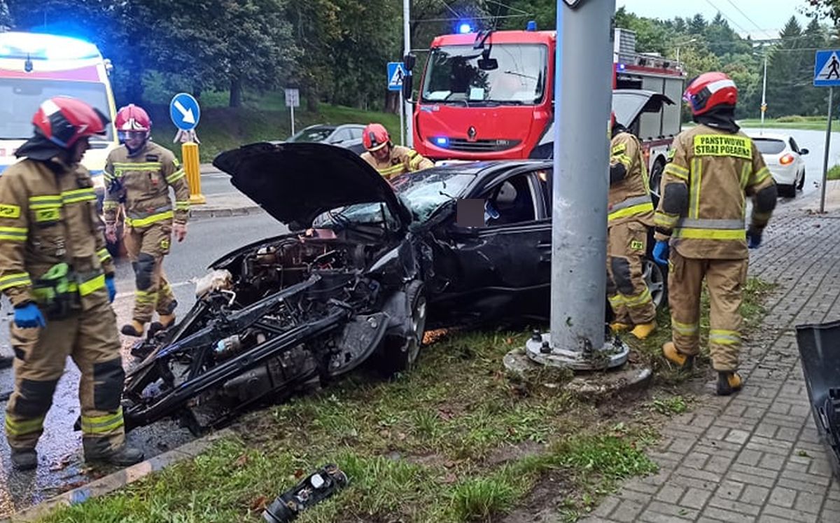 Śpieszył się na imprezę, teraz zamiast się bawić, leży w szpitalu. Zapewniał, że jechał powoli (zdjęcia)