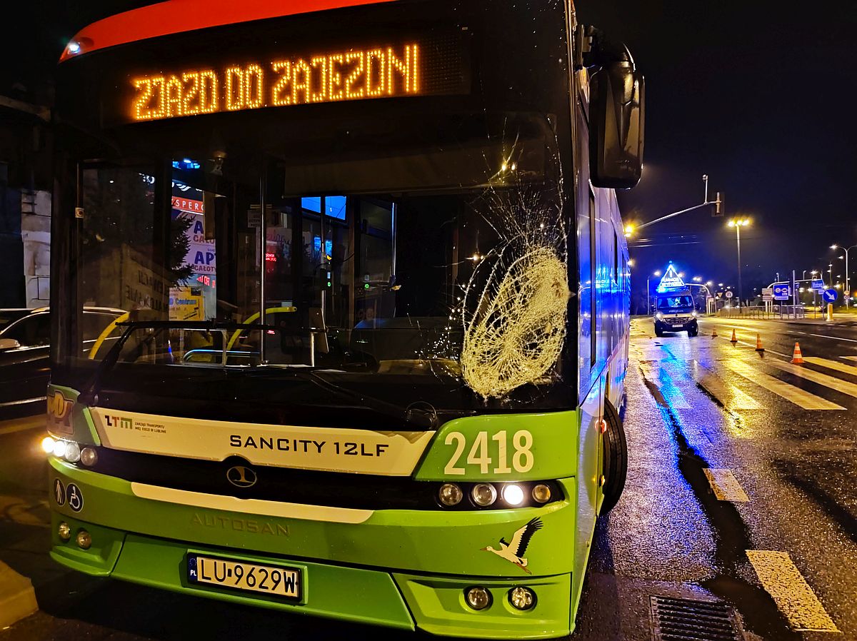 Pieszy został potrącony przez autobus komunikacji miejskiej. Mężczyzna walczy o życie (zdjęcia)