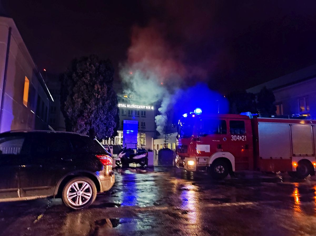 Z budynku szpitala wydobywały się kłęby „dymu”. Nocna akcja służb ratunkowych w Lublinie (zdjęcia)