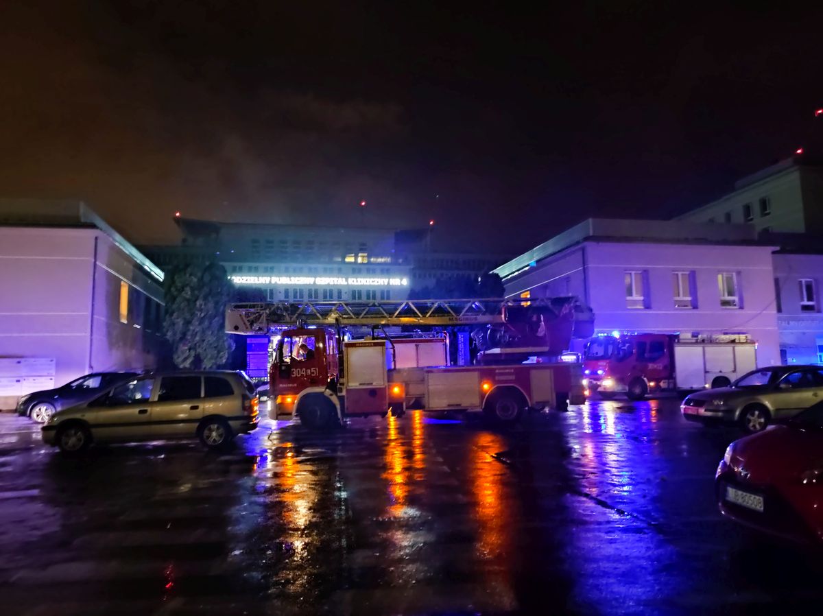 Z budynku szpitala wydobywały się kłęby „dymu”. Nocna akcja służb ratunkowych w Lublinie (zdjęcia)