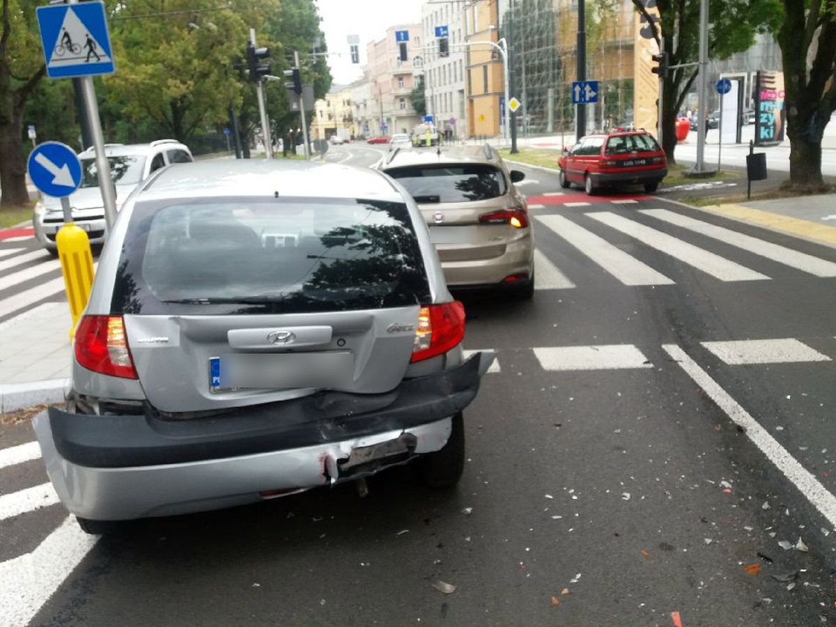 Staranował stojące przed przejściem auta. Trzy pojazdy zderzyły się w centrum Lublina (zdjęcia)