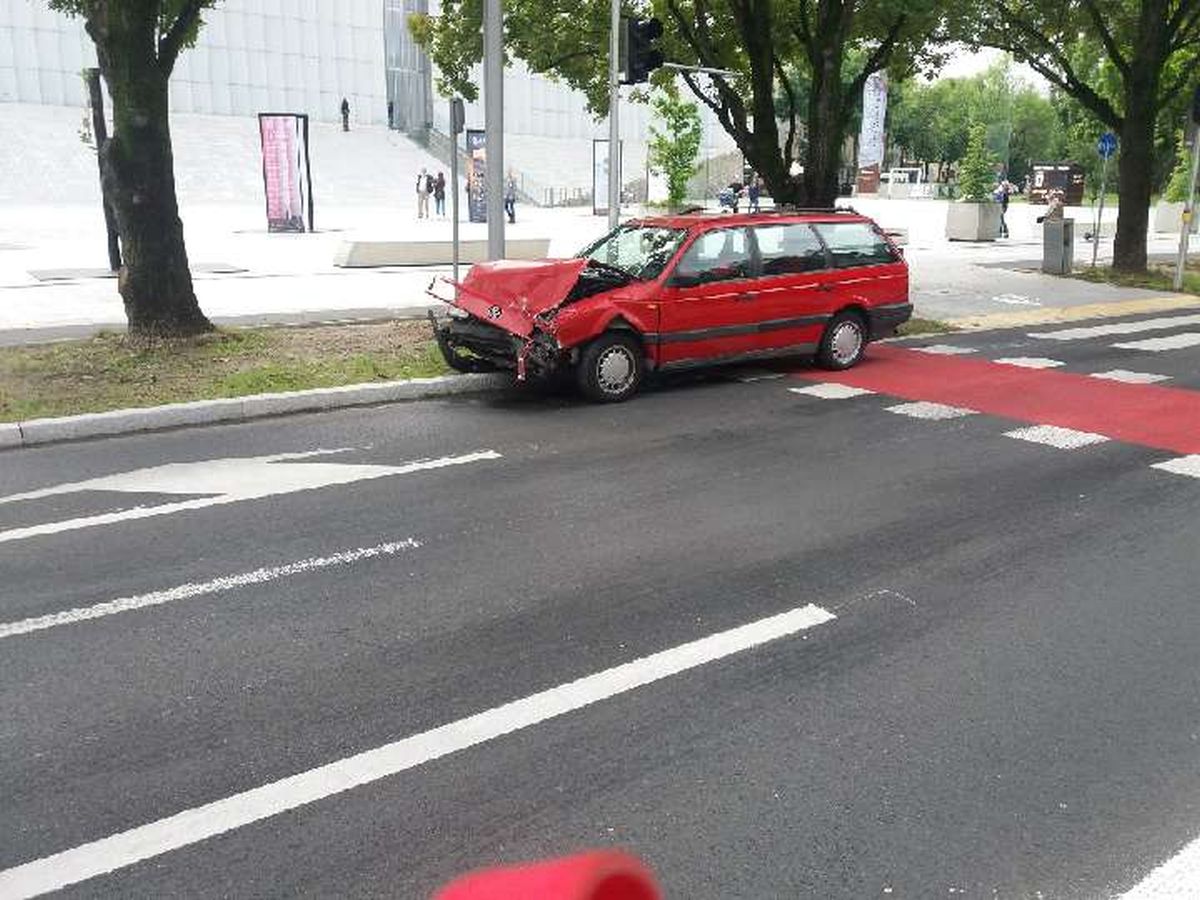 Staranował stojące przed przejściem auta. Trzy pojazdy zderzyły się w centrum Lublina (zdjęcia)