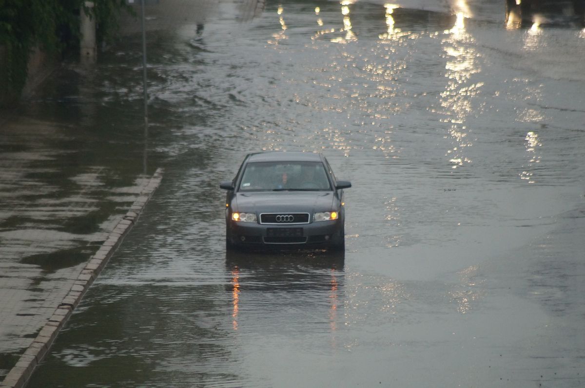 Popadało i al. Witosa znów zalana. Nie wszystkim kierowcom udało się przejechać (zdjęcia, wideo)
