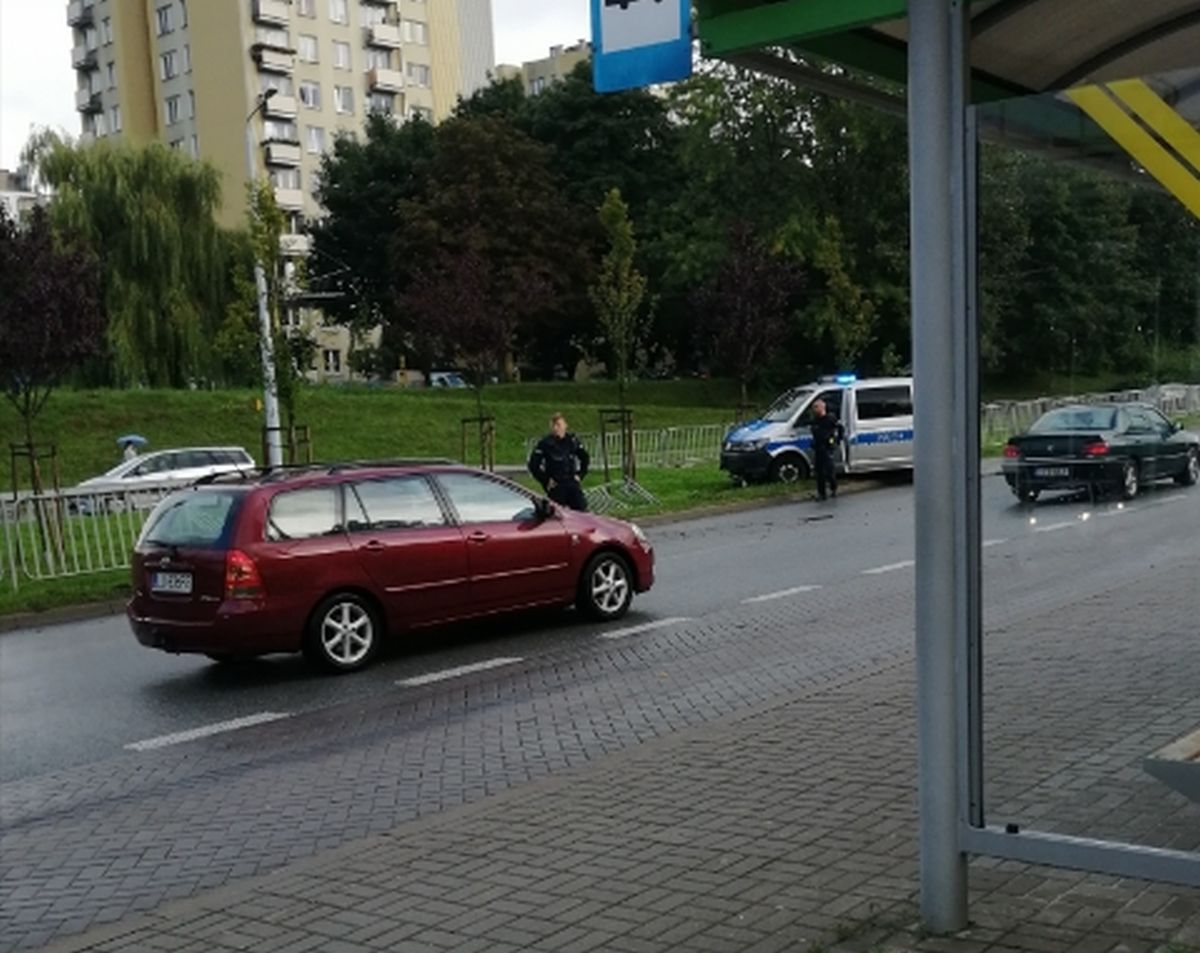 Radiowóz uderzył w bariery na ul. Filaretów. Wszystkiemu winna ma być plama oleju (zdjęcia)