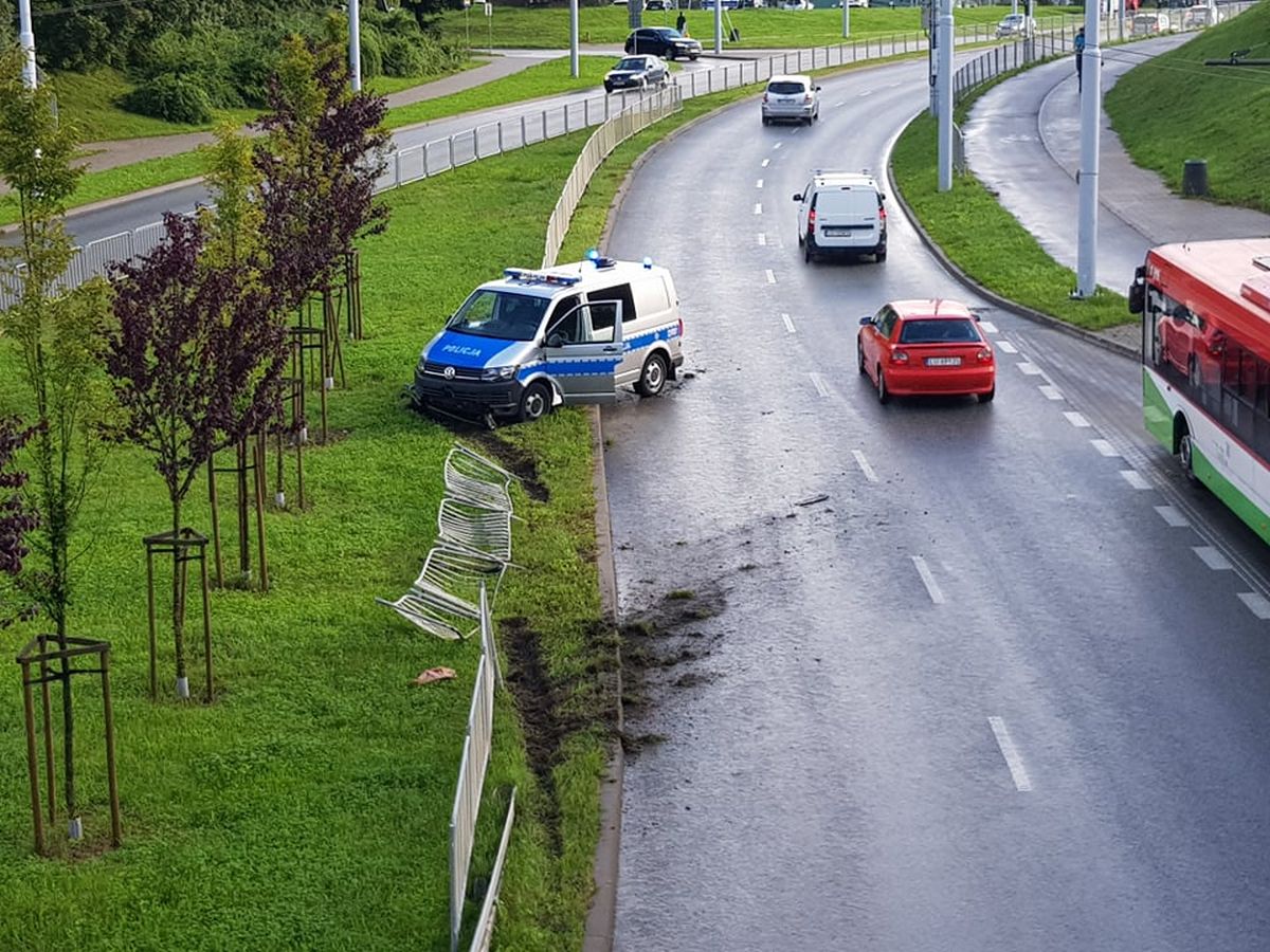 Radiowóz uderzył w bariery na ul. Filaretów. Wszystkiemu winna ma być plama oleju (zdjęcia)