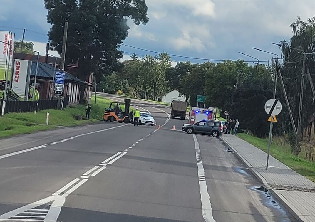 Zderzenie dwóch aut na wjeździe do Krasnegostawu. Jedna osoba poszkodowana (zdjęcia)