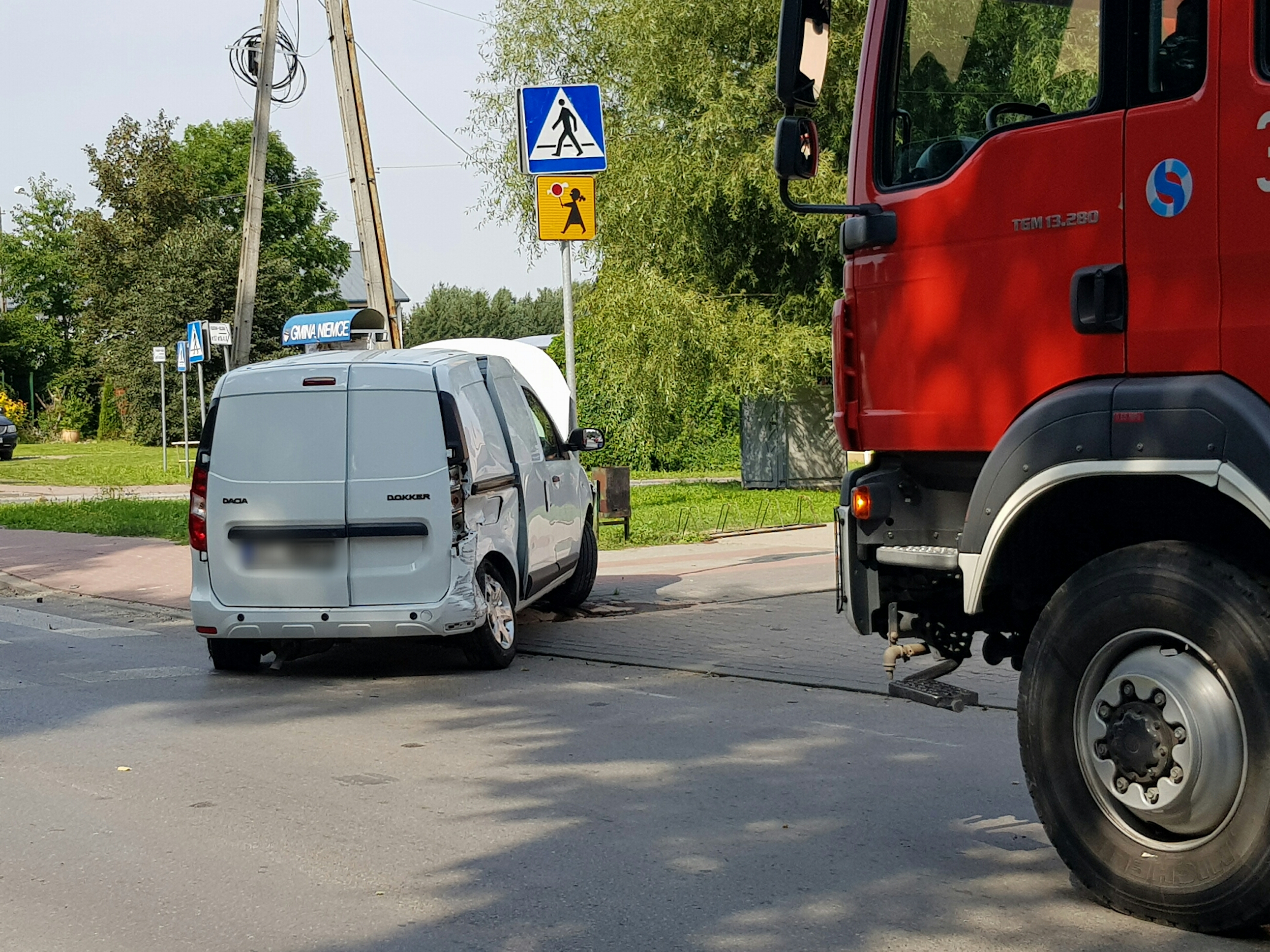 Nie zatrzymał się na STOP-ie, doszło do wypadku. Dwie osoby trafiły do szpitala (zdjęcia)