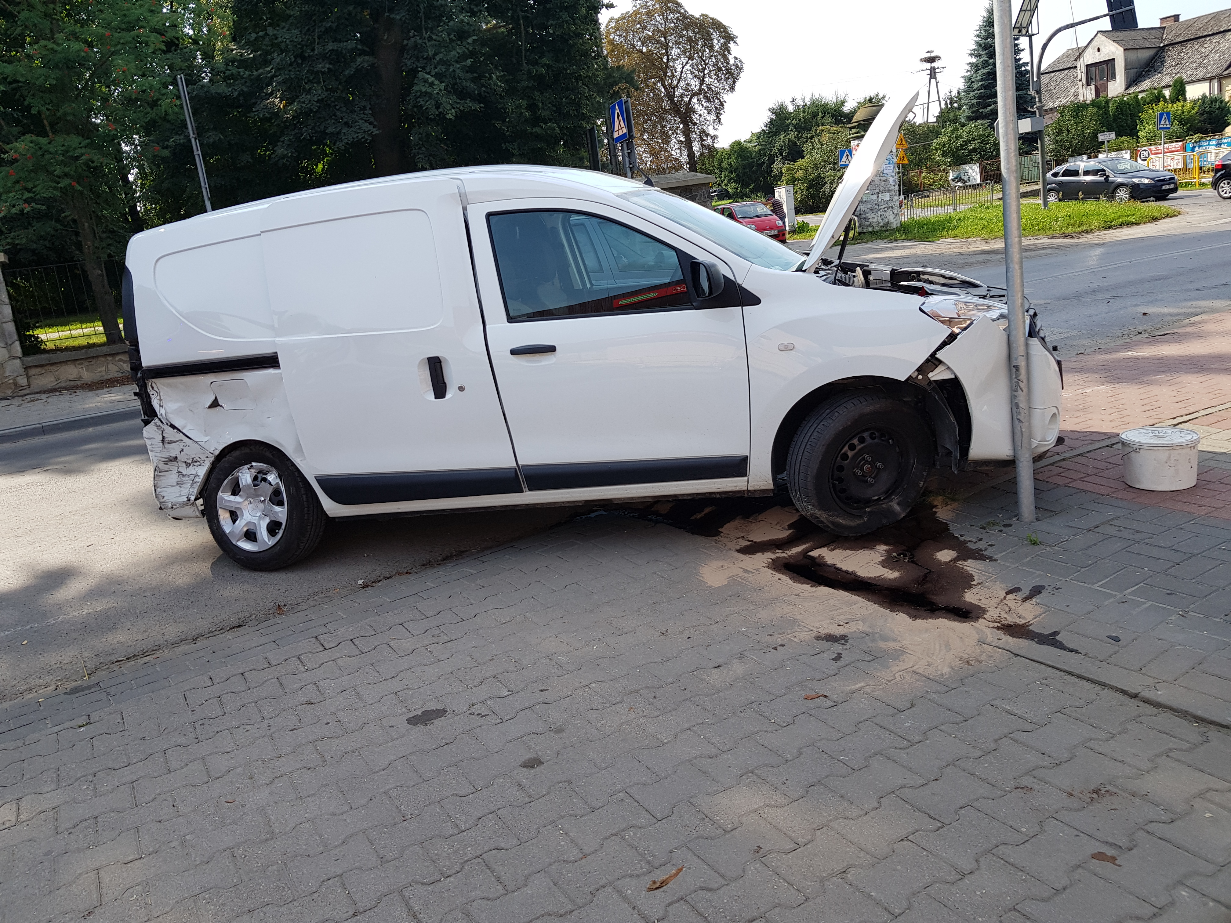 Nie zatrzymał się na STOP-ie, doszło do wypadku. Dwie osoby trafiły do szpitala (zdjęcia)