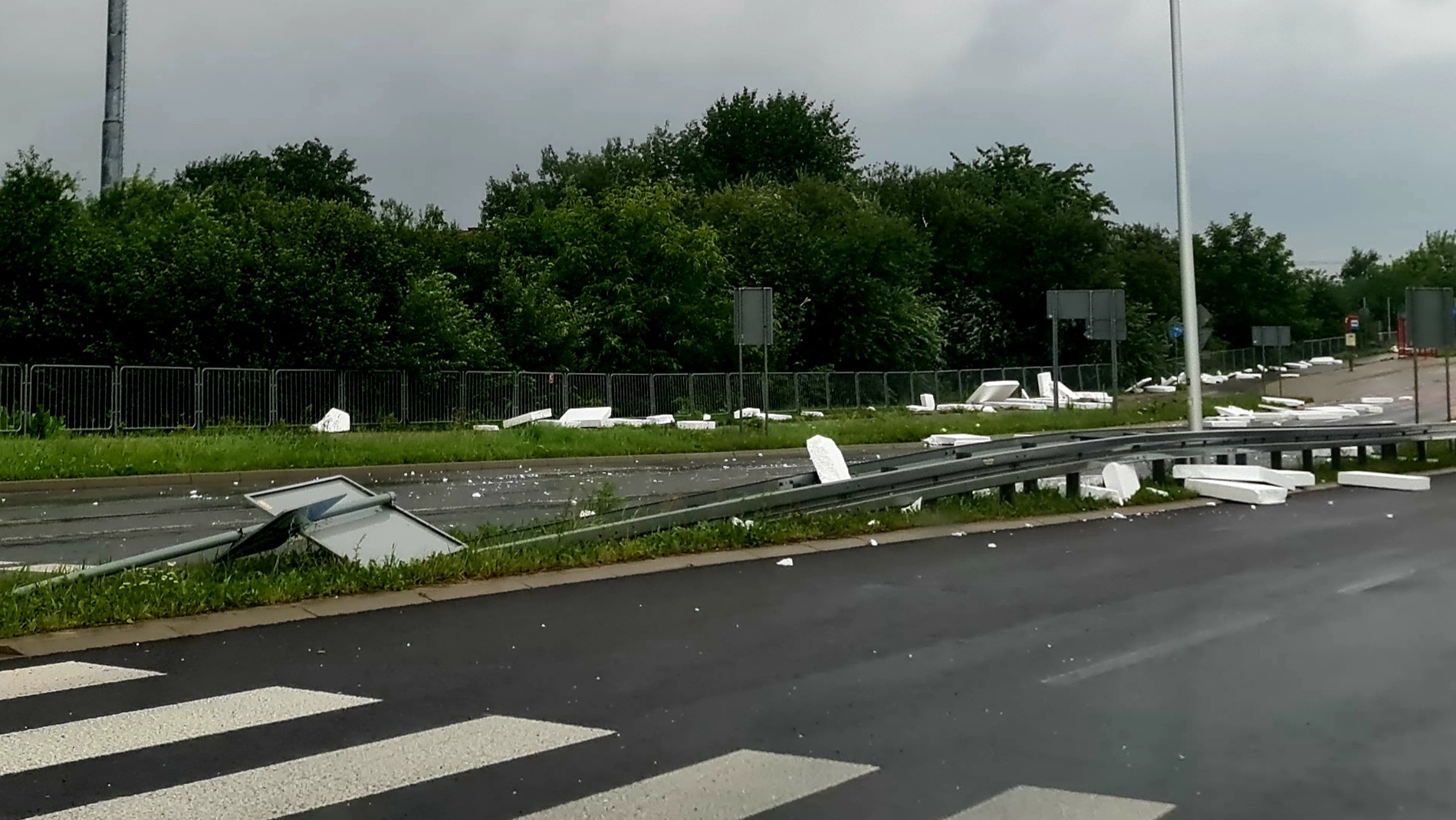 Wiatr, podczas nawałnicy, wywiał duże ilości styropianu z budowy. Uważajcie na tych ulicach (zdjęcia)