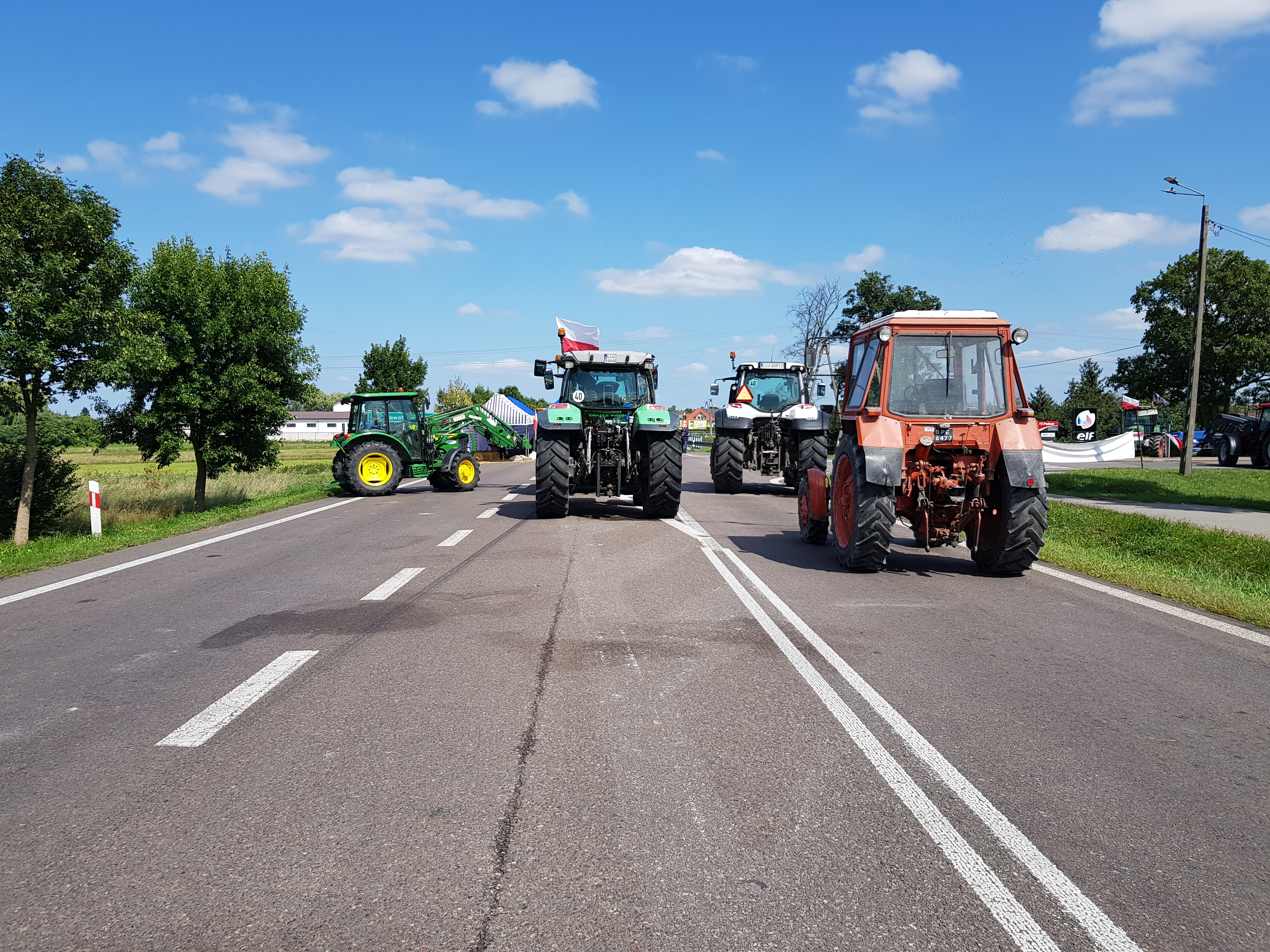 W regionie nadal trwa protest rolników. Występują utrudnienia w ruchu na drogach krajowych (zdjęcia)