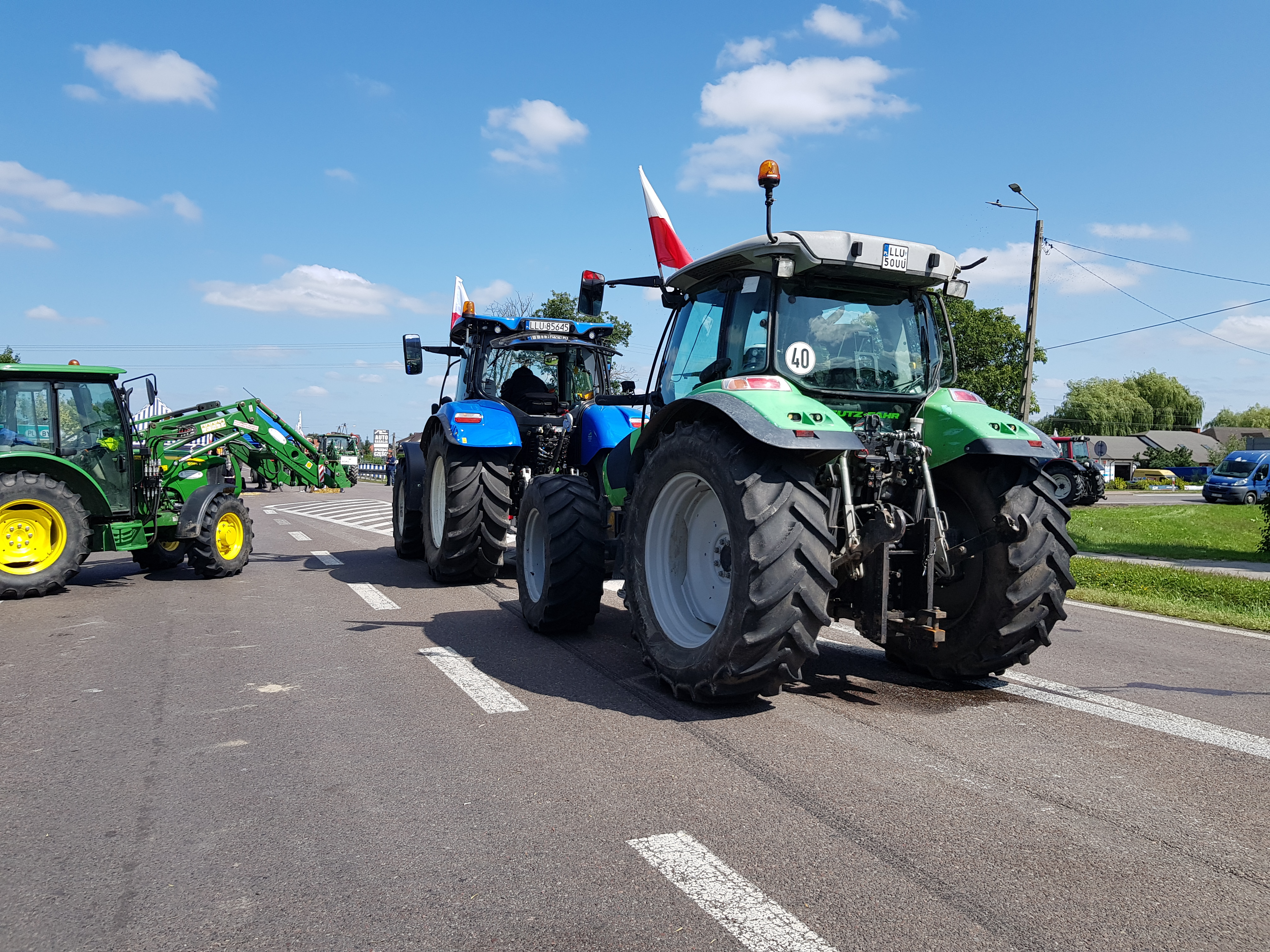 W regionie nadal trwa protest rolników. Występują utrudnienia w ruchu na drogach krajowych (zdjęcia)