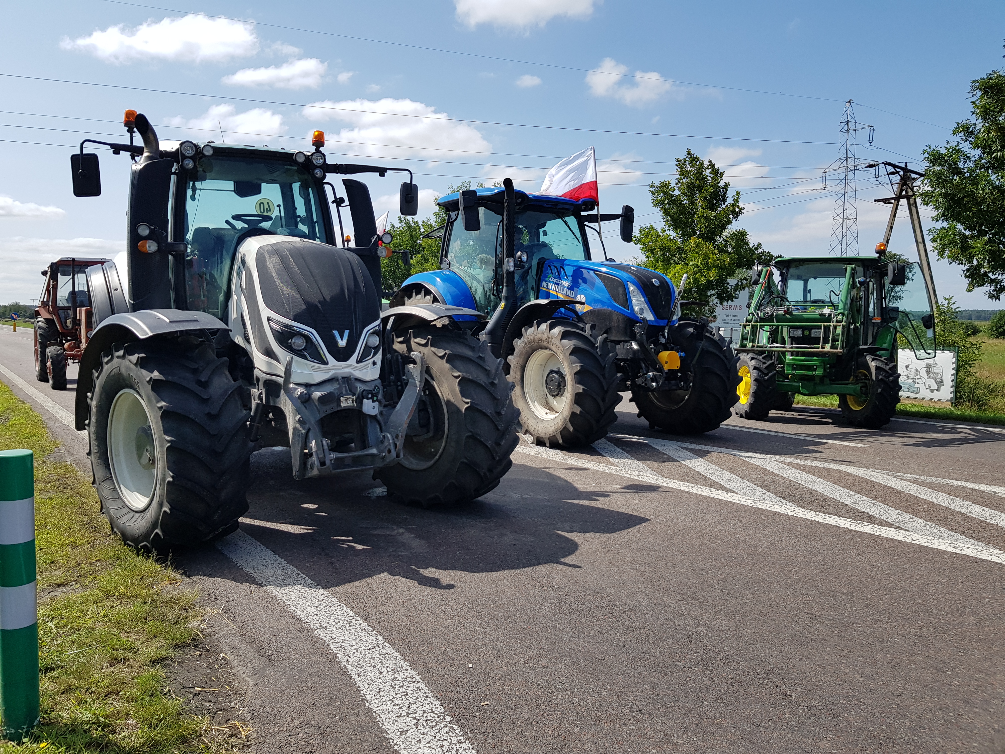 W regionie nadal trwa protest rolników. Występują utrudnienia w ruchu na drogach krajowych (zdjęcia)