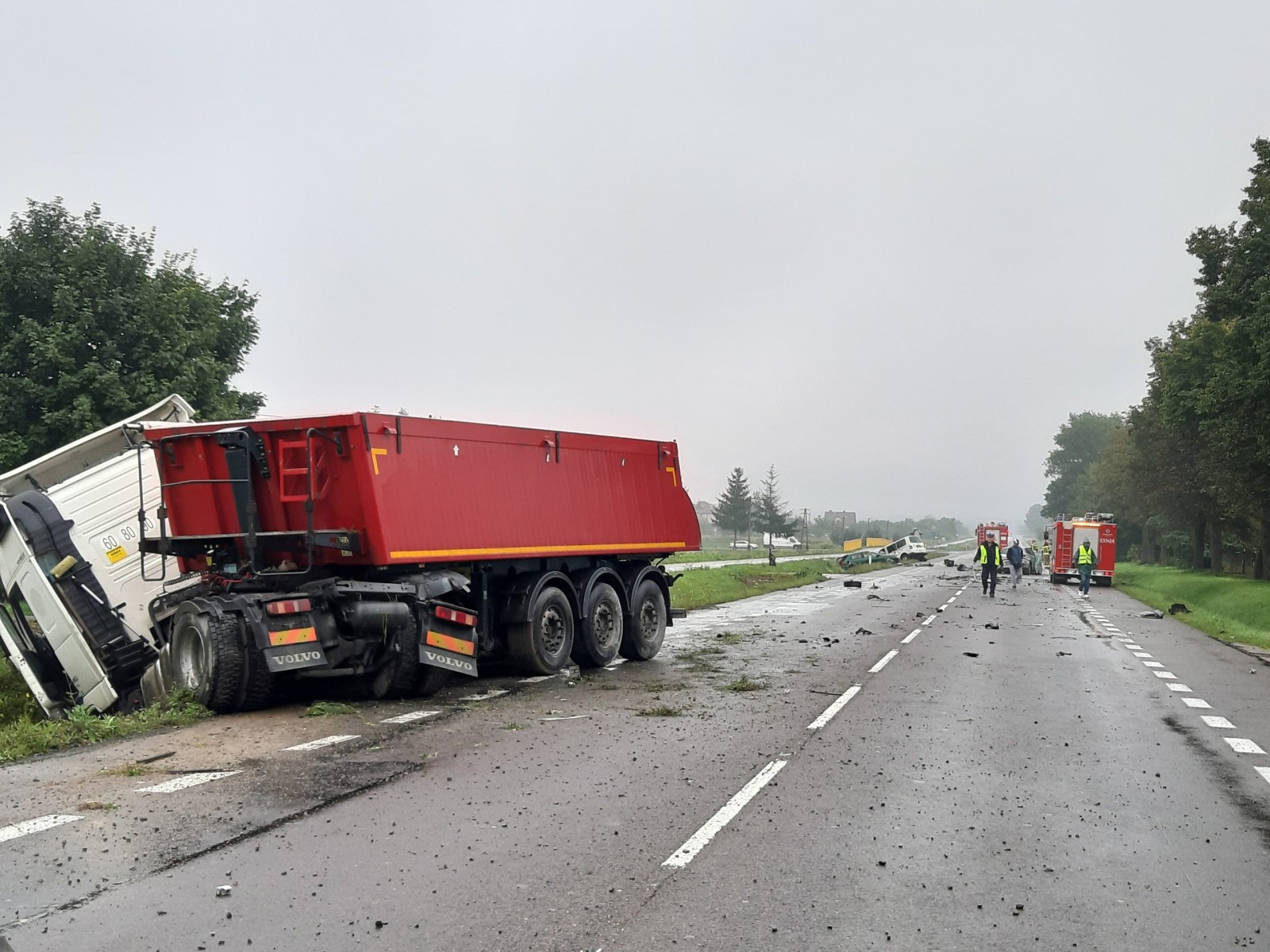Tragiczny finał wypadku na trasie Piaski – Chełm. Jedna osoba nie żyje, droga jest nadal zablokowana (zdjęcia)