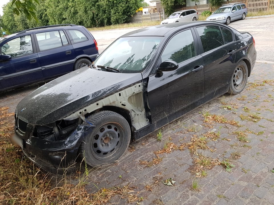 Ktoś zwozi uszkodzone auta na parking przy ul. Inżynierskiej. Powstało wrakowisko (zdjęcia)