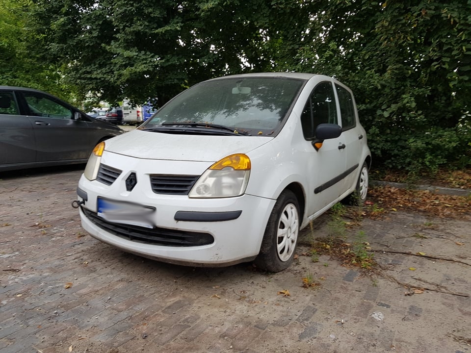 Ktoś zwozi uszkodzone auta na parking przy ul. Inżynierskiej. Powstało wrakowisko (zdjęcia)