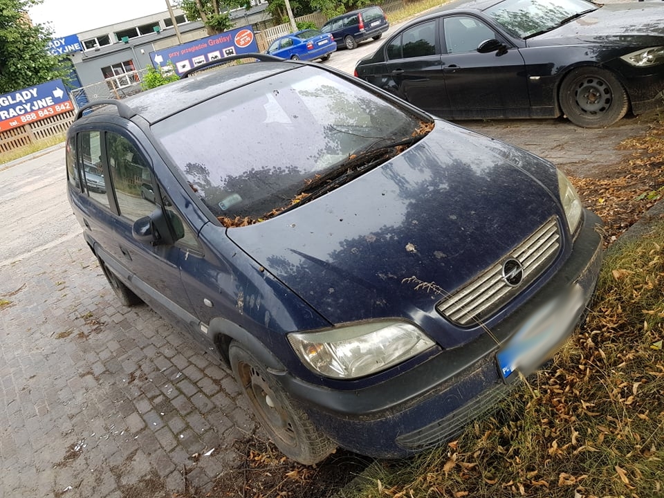 Ktoś zwozi uszkodzone auta na parking przy ul. Inżynierskiej. Powstało wrakowisko (zdjęcia)