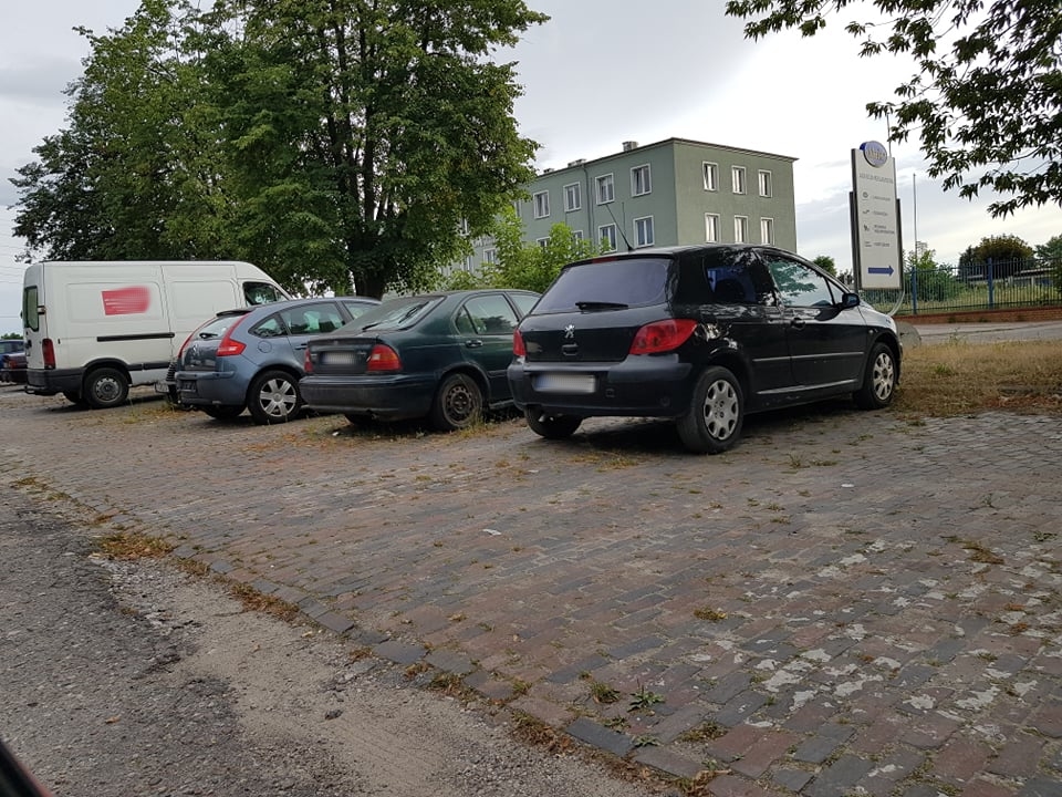 Ktoś zwozi uszkodzone auta na parking przy ul. Inżynierskiej. Powstało wrakowisko (zdjęcia)